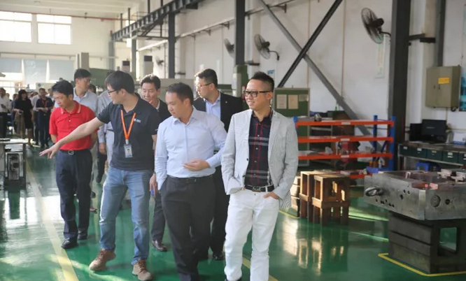 大型塑胶模具图