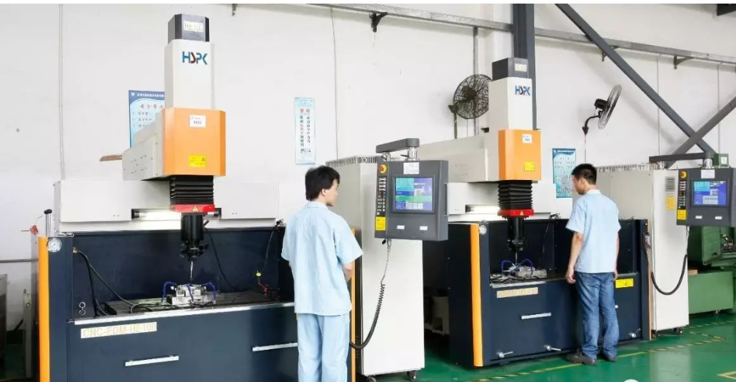 大型塑胶模具机器设备图片